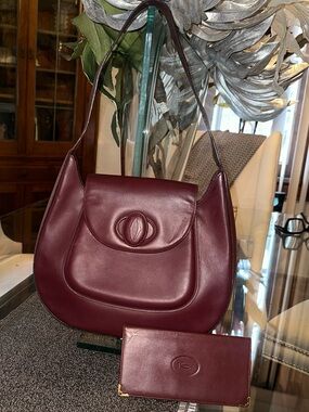 Cartier Red Burgundy
Leather Medium
Shoulder Bag